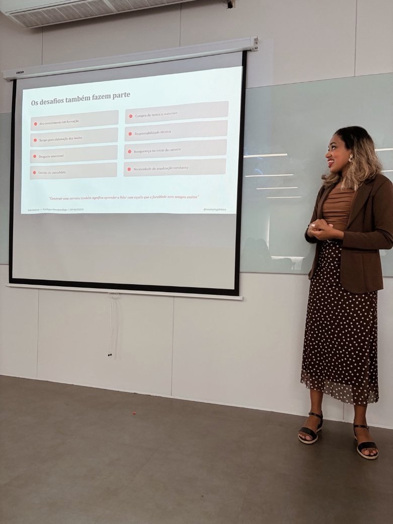 Gabriela Luiza apresentando a palestra